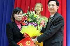 Chủ tịch UBND tỉnh Quảng Ninh Nguyễn Văn Đọc trao quyết định bổ nhiệm chức danh Trưởng Ban quản lý Vịnh Hạ Long cho thí sinh trúng tuyển Phạm Thùy Dương. (Nguồn: quangninh.gov.vn)