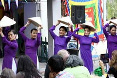 Biểu diễn văn nghệ trong buổi kỷ niệm 20 năm thành lập Hội Trống cơm. (Ảnh: Mạnh Hùng/Vietnam+)