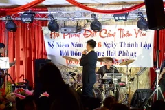 Biểu diễn văn nghệ tại buổi gặp mặt. (Ảnh: Thanh Hải/Vietnam+)