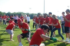 Đội kéo co của phái đoàn Việt Nam trong Ngày thể thao và gia đình ASEAN. (Ảnh: Lê Thanh/Vietnam+)