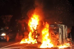 Những người biểu tình đốt lốp xe tại Metzingen ngày 7/11. (Nguồn: AFP/TTXVN)