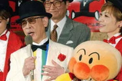 Takashi Yanase và nhân vật người hùng Anpanman. (Nguồn: kyodonews)