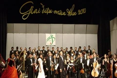 Các nghệ sỹ biểu diễn trong Gala "Giai điệu mùa Thu 2010." (Nguồn: Internet)