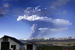 Cột khói bốc lên từ núi lửa Grimsvoetn. (Nguồn: AFP)