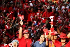 Phe "áo đỏ" biểu tình chống chính phủ tại Bangkok ngày 3/4. (Nguồn: AFP/TTXVN)