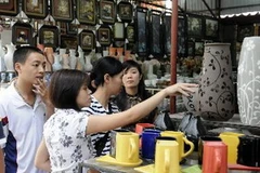 Khách tham quan mua sắm sản phẩm gốm Bát Tràng. (Ảnh: Trần Thanh Giang/TTXVN)