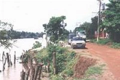 Nhiều đoạn đường dọc kênh Chợ Gạo đã bị ăn vào đến giữa tim đường. (Nguồn: Internet)