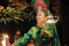 Hầu đồng Quan Tam Phủ trong nghi lễ Chầu văn. (Ảnh: Minh Đức/TTXVN)