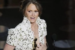 Melissa Leo vẫn chưa hết choáng váng khi cầm giải thưởng Oscar trong tay. (Nguồn: Internet)