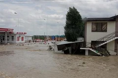 Cảnh ngập lụt trên các đường phố ở Krymsk. AFP-TTXVN