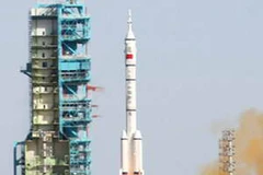 Tàu Thần Châu 10 rời bệ phóng. (Ảnh: Tân Hoa xã)