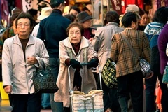 Người già Nhật Bản tại một khu mua sắm ở Tokyo. (Ảnh: WSJ)
