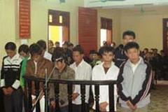 Các bị cáo tại phiên tòa sơ thẩm ngày 15/11. (Nguồn: doisongphapluat.com.vn)