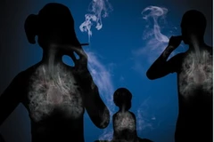 Bố mẹ hút thuốc lá sẽ khiến con tăng nguy cơ bị huyết áp tâm thu. (Ảnh minh họa: Nguồn Internet)