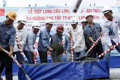 Công nhân đổ bêtông hợp long Cầu Long Thành. (Ảnh: Hoàng Hải/Vietnam+)