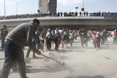 Người dân Ai Cập dọn dẹp tại quảng trường Tahrir ở Cairo ngày 12/2,sau khi ông Mubarak tuyên bố từ chức. (Nguồn: AFP/TTXVN)