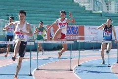 Các vận động viên thi chung kết vượt rào 400m nam. (Ảnh: Mạnh Linh/TTXVN)