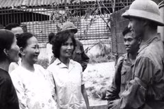 Các chiến sĩ quân giải phóng gặp gỡ nhân dân Sài Gòn trong ngày 30/4/1975. Ảnh minh họa (Nguồn: Ngọc Đản/TTXVN) 