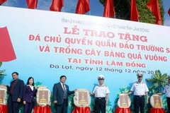 Bộ Tư lệnh Hải quân trao tặng đá chủ quyền Quần đảo Trường Sa cho tỉnh Lâm Đồng. (Nguồn: sggp.org.vn)