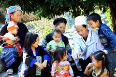 Nhân viên y tế hướng dẫn người dân cách phòng bệnh. Ảnh minh họa. (Nguồn: TTXVN)