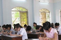 Các thí sinh tham dự kỳ tuyển sinh năm 2011. (Ảnh: Nguyễn Hồng Cường/TTXVN)