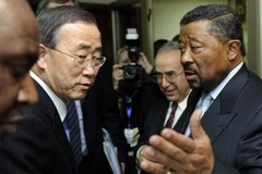 Tổng thư ký LHQ Ban Ki-moon (trái) và Chủ tịch AU Jean Ping tại phiên họp trù bị trước Hội nghị tại Addis Ababa. (Nguồn: AFP/TTXVN)