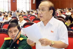 Đại biểu Quốc hội tỉnh Quảng Ngãi Mã Điền Cư phát biểu tại Kỳ họp thứ 4 Quốc hội khóa XIII. (Ảnh: Doãn Tấn-TTXVN)