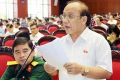 Đại biểu Quốc hội tỉnh Quảng Ngãi Mã Điền Cư phát biểu tại Kỳ họp thứ 4 Quốc hội khóa XIII. (Ảnh: Doãn Tấn-TTXVN)