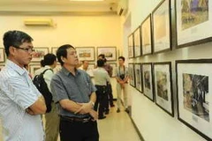 Khách tham quan triển lãm trong ngày khai mạc. (Ảnh: Minh Đức/ TTXVN)