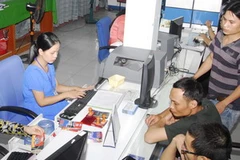 Khách hàng mua vé tàu Tết Tân Mão tại ga Sài Gòn. (Ảnh: Hoàng Hải/TTXVN)