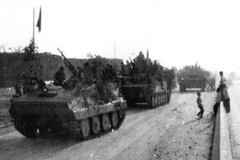 Quân giải phóng trên xa lộ Biên Hòa tiến vào nội đô Sài Gòn.( Ảnh: Vũ Tạo/TTXVN) 