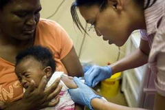 Tiêm vắcxin phòng lao (SATVI) cho trẻ em tại bệnh viện Brewelskloof ở Worcester, Nam Phi. (Nguồn: AFP/TTXVN)