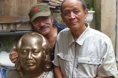 Nhạc sỹ Nguyễn Cường và nhà điêu khắc Lê Liên bên bức tượng đồng nghệ sỹ nhân dân Y Moan. (Nguồn: vnexpress.net)