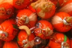 Xúc xích Soyumm có dòi trong thùng hàng của doanh nghiệp Vạn Kim. (Ảnh do DN Vạn Kim cung cấp)