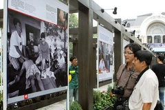 Khách tham quan tại triển lãm. (Ảnh: Thanh Vũ/TTXVN)