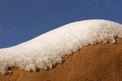 Tuyết rơi trên sa mạc Sahara của Algeria. (Nguồn: Internet)