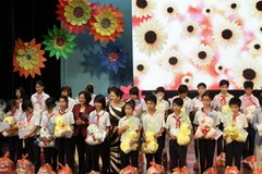 Trao học bổng cho trẻ em nghèo, vượt khó học giỏi tại TP.HCM. (Ảnh: Phương Vy/TTXVN)