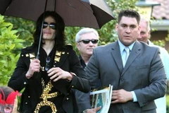 Vệ sĩ Alberto Alvarez trong một lần tháp tùng Michael Jackson. (Nguồn: Internet)