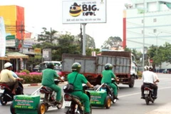 Dùng xe thùng gắn nam châm rà hút đinh trên đại lộ Bình Dương tại thị xã Thủ Dầu Một. (Ảnh: Quách Lắm/TTXVN)