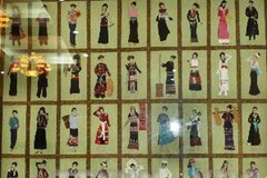 Một tác phẩm nghệ thuật về hình ảnh phụ nữ 54 dân tộc Việt Nam tại bảo tàng. (Ảnh: Thái Bình/TTXVN)