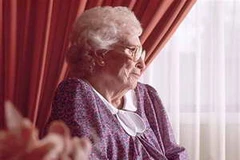 Nhiều người già ở Anh phải sống trong cô đơn lúc cuối đời. (Nguồn: Daily Mail)