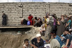 Người dân Kyrgyzstan chờ vượt qua biên giới sang Uzbekistan. (Nguồn: AFP/TTXVN)