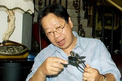 Giáo sư Trần Quang Hải biểu diễn âm nhạc bằng muỗng. (Nguồn: Internet) 