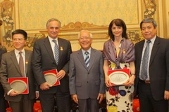 Chủ tịch UBND Thành phố Hồ Chí Minh Lê Hoàng Quân (giữa) và đoàn đại biểu Đại học Chicago. (Ảnh: Phương Vy/TTXVN)