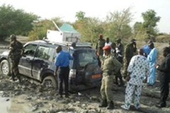 Cảnh sát và binh sỹ Cameroon bên chiếc xe của gia đình người Pháp bị bắt cóc ngày 19/2. (Nguồn: AFP)