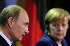 Thủ tướng Nga Vladimir Putin (trái) và Thủ tướng Đức Angela Merkel. (Nguồn: DayLife)