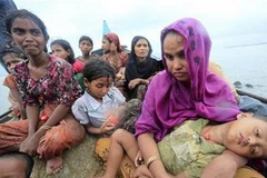 Những người Rohingya tị nạn trên đường đến Bangladesh. (Ảnh: Reuters)