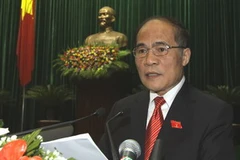 Phó Thủ tướng thường trực Nguyễn Sinh Hùng trình bày Báo cáo. (Ảnh: Nguyễn Dân/TTXVN)