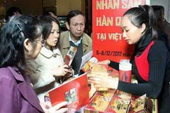 Giới thiệu các sản phẩm nhân sâm Hàn Quốc tại Triển lãm Nhân sâm Hàn Quốc 2012. (Nguồn: TTXVN)
