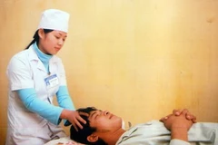 Điều trị cho bệnh nhân bằng phương pháp y học cổ truyền tại Bệnh viện Y học cổ truyền Vĩnh Phúc. (Ảnh: Hữu Oai/TTXVN)